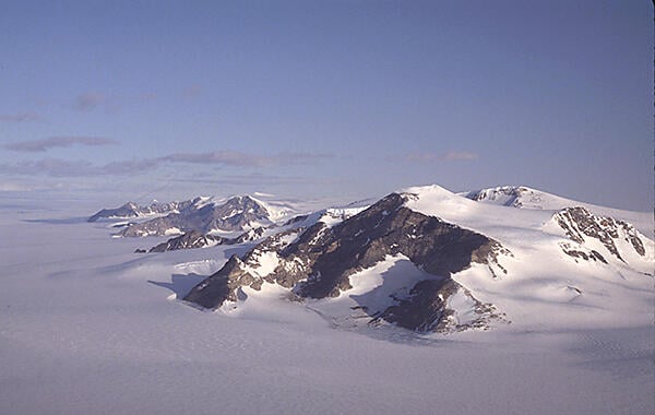 Mt_Luyendyk,_Fosdick_Mountains,_Marie_Byrd_Land,_West_Antarctica_C.Siddoway.jpg